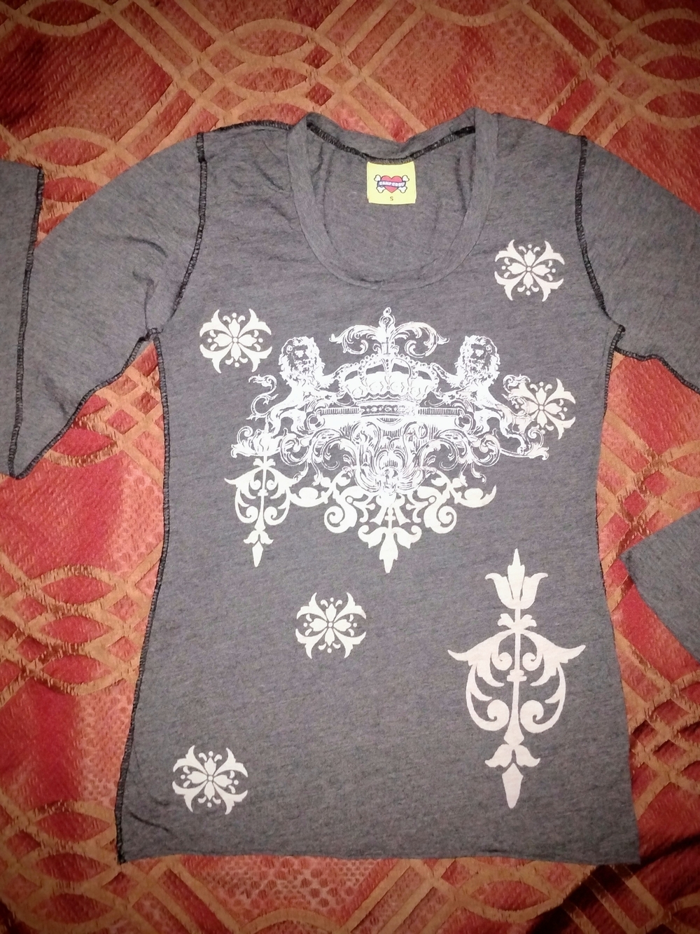 Gray Long Sleeve Scoop Neck Tee with White Ornamental Print